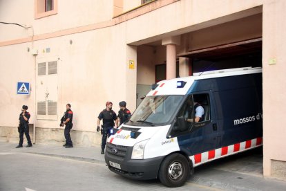 Agents dels Mossos d'Esquadra custodien el furgó policial que trasllada alguns dels detinguts, en l'operació antidroga de Deltebre, que entra dins de l'edifici dels Jutjats de Tortosa. Imatge del 5 d'octubre de 2016 (horitzontal)