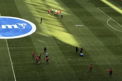 Los jugadores del Nàstic, calentando.