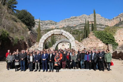 Pla general de la foto de família de l'acte de suport a la candidatura del Priorat que s'ha fet a La Morera de Montsant, presidit pel vicepresident del Govern, Oriol Junqueras, amb la Cartoixa d'Scaladei, al fons. Imatge de l'1 de març de 2017. (Horitzont