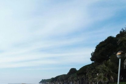 Las montañas de arena que ha sido apartada de la acera y del carril bici.