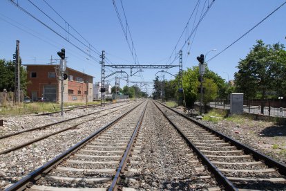 Un dels trams de vies que passen per la ciutat de Reus.