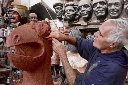 El escultor Ramon Aumedes, en su taller de Granollers elaborando la Farnaqueta.