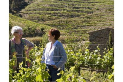 La Gemma Peyri i la Teresa Giral, impulsores de la marca de cosmètics naturals 'Nina Priorat', entre vinyes.