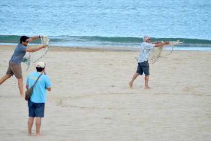 Un pescador 'de tota la vida' i el seu fill, fent una demostració d'arts de pesca tradicionals.