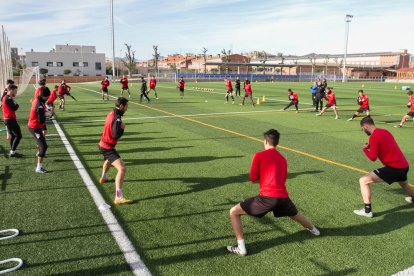 Una de las sesiones de la plantilla encarnado-y-negra, en la vuelta al trabajo que tuvo lugar el pasado 27 de diciembre, en el campo de Riudoms.