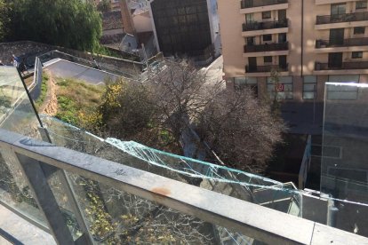 Barandilla de |cristal que separa la calle Zamenhof dels Jardins del Vapor, rota hace unas semanas.