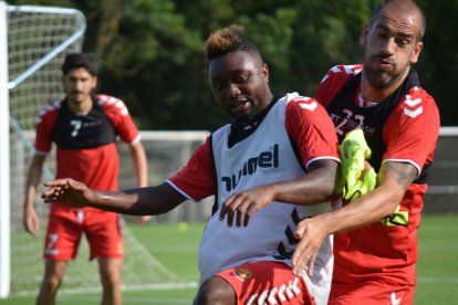 Albert Lopo, amb Madinda a la imatge, entrenant amb el Nàstic durant l'estada a Olot.