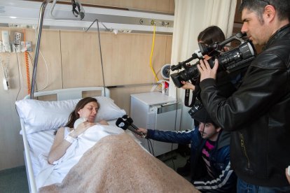 la Kira en brazos de su madre Katinka, en el Hospital del Vendrell.