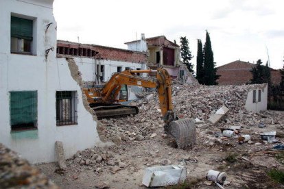 Imatge general de les obres d'enderroc de l'antiga caserna de la Guàrdia Civil de Montblanc, que han començat des del pati interior de l'immoble.