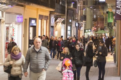 Peatones paseando por el centro de la ciudad, en una imagen de archivo.