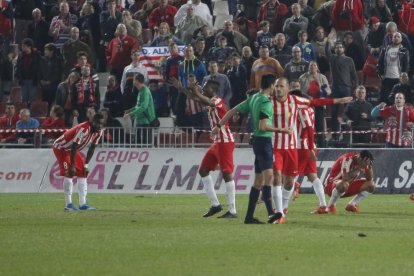 La Almería, un proyecto fracasado que cuelga de un hilo a Segunda División