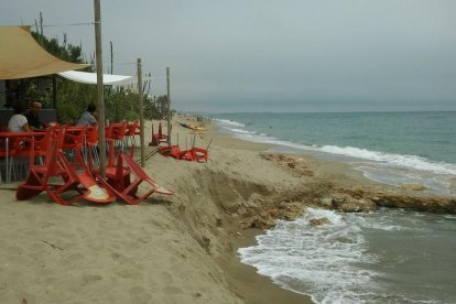 El desnivell de sorra, de més d'un metre, és l'únic que separa la guingueta del mar.