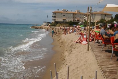 El desnivel de arena, de más de un metro, es lo único que separa el chiringuito del mar.