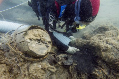 Detalle de un submarinista del CASC limpiando la arena de los restos del Deltebre I