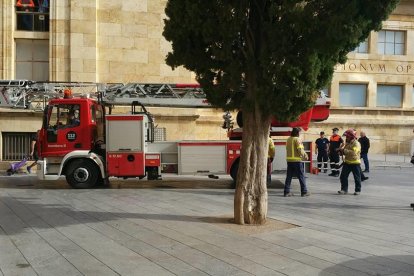 Moment en què una dotació dels Bombers sortia per la plaça del Rei, després de sanejar la façana.