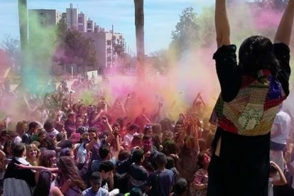 Explosió de colors durant el Holi de Reus.