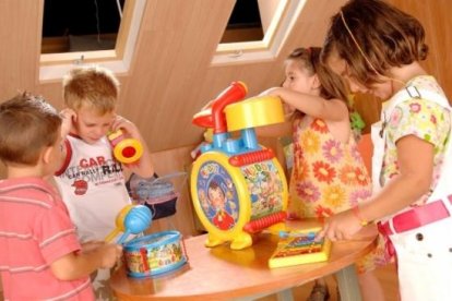 Imagen de archivo de un grupo de niños jugando con sus juguetes.