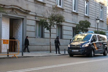 Un furgó de la policia espanyola traslladant al Suprem dos dels consellers empresonats, Jordi Sànchez o Jordi Cuixart, aquest 1 de desembre.