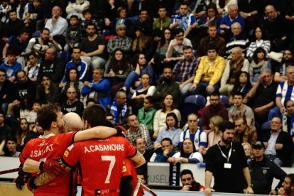 Los reusenses, celebrando uno de los goles de la tarde.