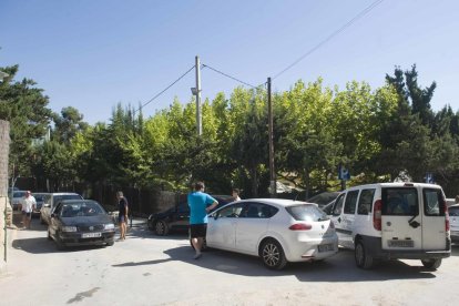 Caos circulatori al Camí del Castell de Tamarit en arribar la temporada alta