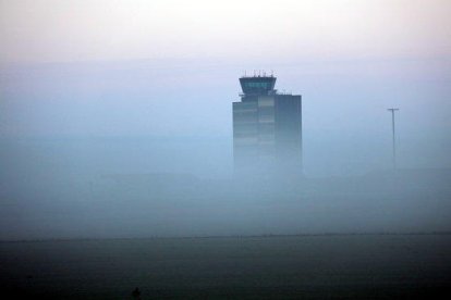 La terminal del aeropuerto de Lérida-Alguaire rodeada por la niebla, el 21 de diciembre del 2016.