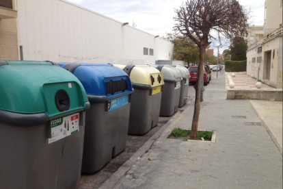 Illa de contenidors a un dels carrers de Torredembarra.