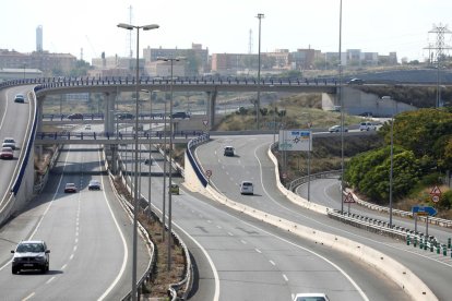 La gran rotonda de las Gavarres sufre una circulación caótica y peligrosa por la acumulación de coches.