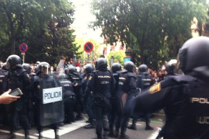 La Policia Nacional actuant davant l'institut Ramon Llull de Barcelona.