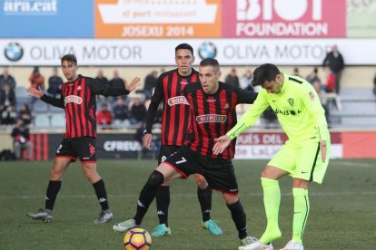 David Querol, en el centro, en una acción del enfrentamiento con el Almería, el pasado 15 de enero.