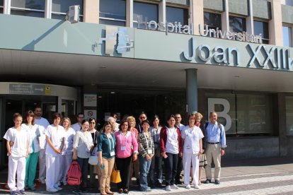 Imatge de família del grup d'infermers que han visitat el Joan XXIII.