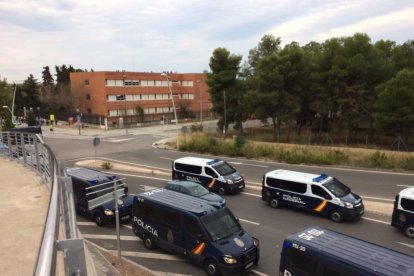 imatge de furgons de la Policia Nacional, que s'ha personat a Campclar.