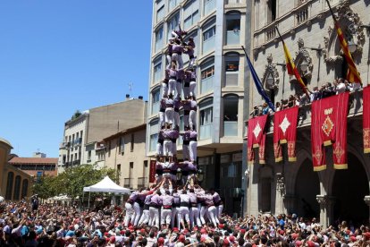 5de9 amb folre carregat de la Colla Jove de Tarragona a la diada de la festa major a Terrassa.