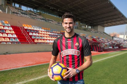 La única incorporación roig-i-negra de invierno, Marcos Tébar, ha vivido este miércoles su puesta de largo en las instalaciones del Estadio.