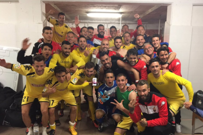 Los jugadores celebrando la victoria.