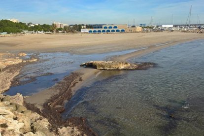 Les aigues fecals inunden la platja en episodes d'avaries.