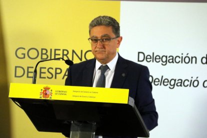 El delegado del gobierno español en Cataluña, Enric Millo, durante la rueda de prensa que ha ofrecido a las nueve de la mañana de este 1 de Octubre, a la delegación del gobierno en Barcelona.