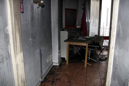 El interior del piso que se incendió.