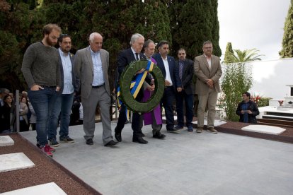 Representants del consistori van fer una ofrena a la tomba on són les despulles d'antics cementiris.