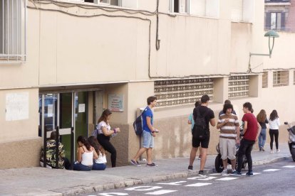 La entrada de acceso al centro actual es la que se encuentra situada en la calle Assalt.