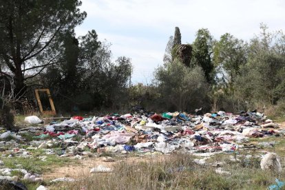 Ropa depositada en el vertedero del Camino del Llorito.