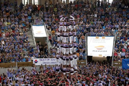 Pla general del 9 de 8 de la Jove de Tarragona descarregat en quarta ronda del Concurs de Castells.