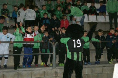 Algunos de los niños, en la gradería.