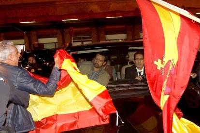 Manifestantes de la ultraderecha han recibido los miembros de la Mesa del Parlamento con banderas y gritos en Atocha.