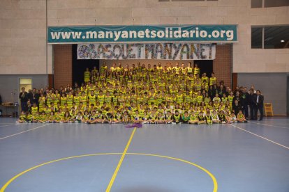 Foto de familia de los equipos de baloncesto de Pare Manyanet.