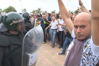 Gente con las manos en alto delante de los antidisturbios de la Guardia Civil en la Ràpita, este 1 de octubre de 2017