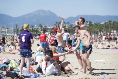 La llegada de los jóvenes británicos a Salou ha dejado un amplio álbum de imágenes de sus fiestas, en las cuales no faltaba el alcohol.