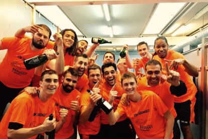 Los integrantes del AB Vendrell celebrando el ascenso.