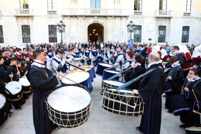 Las bandas|lados de varias cofradías protagonizaron la Tabalada en la plaza de la Fuente.