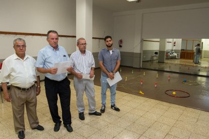 Membres de l'Associació de Veïns del barri Monestir, a l'edifici on hi ha també La Pastoreta.