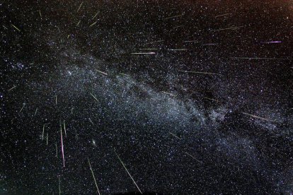 Estrellas fugaces del cometa Halley llenan el cielo esta noche